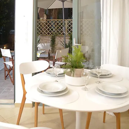 A Tranquil Getaway With Garden- Close To Sea Apartment